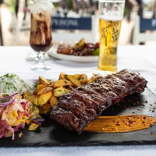 Scarita de porc cu cartofi wedges si salate