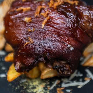 Ciolan de porc cu cartofi wedges, salata de muraturi si sos de usturoi - 550 g