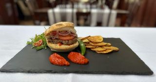 Cotlete de berbecut cu piure tartufat si salata verde - 400 g