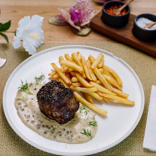 STEAK AU POIVRE WITH FRENCH FRIES - 330 g