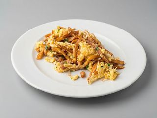 Cartofi prăjiti cu ou și brânză 