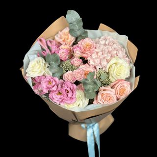 Buchet de flori pastelate cu hortensii, trandafiri și eucalipt