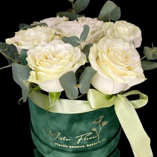 Aranjament de trandafiri albi