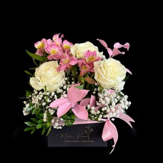 Aranjament de trandafiri roz si alstroemeria