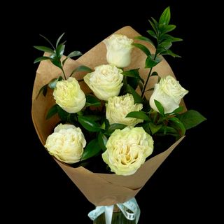 Buchet de 7 trandafiri albi