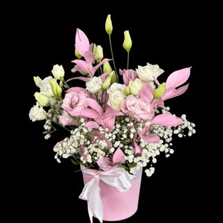 Aranjament cu eustoma albă și roz gypsophila și ruscus