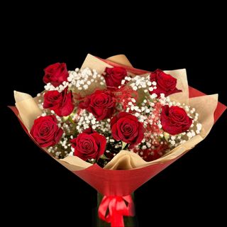 Buchet cu trandafiri roșii și gypsophila – Eleganță clasică