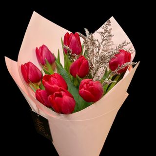 Buchetul „Red Tulip Grace”