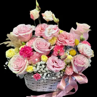Coș Floral Romantic – Trandafiri Roz & Lisianthus