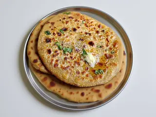 Paratha umplut cu Cartofi with yoghurt sauce