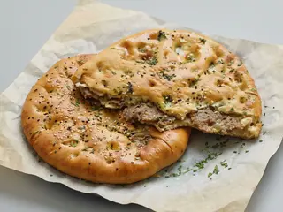 Keema naan with cheese (naan cu cașcaval și carne tocată)