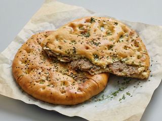 Keema naan with cheese (naan cu cașcaval și carne tocată)