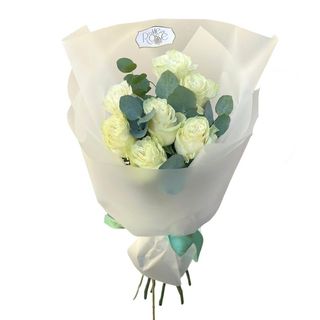 Buchet cu 7 trandafiri albi si eucalipt