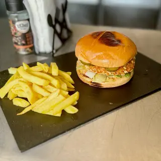 Burger crispy cu cartofi pai