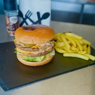 Dublu cheeseburger cu cartofi pai