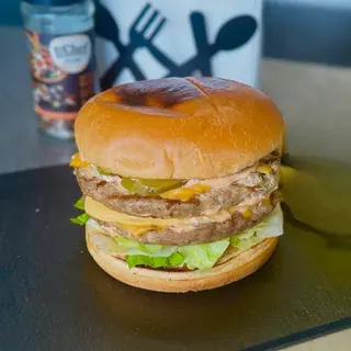 Dublu cheeseburger