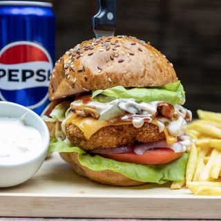 Meniu Burger Pui (inc. Cartofi + Sos + Racoritoare)