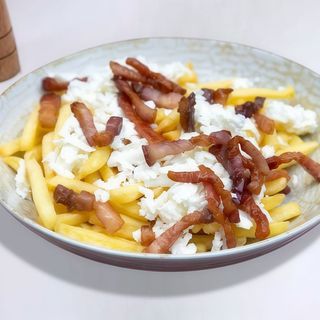 Cartofi Prajiti cu Pancetta si Branza 250 Gr.