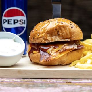 Meniu Cheesburger (inc. Cartofi + Sos + Racoritoare)