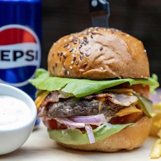 Meniu Burger Classic (inc. Cartofi + Sos + Racoritoare)