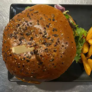 Bacon Burger cu Cartofi Wedges si Sos