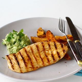 Piept de pui la gratar cu cartofi