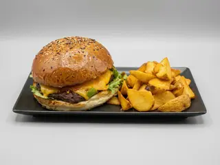 Tag Burger cu Cartofi Wedges si Sos
