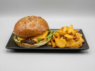 Tag Burger cu Cartofi Wedges si Sos