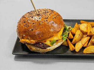 Classic Burger cu Cartofi Wedges si Sos