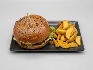 Mushroom Burger cu Cartofi Wedges si Sos