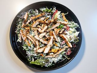 Salata cu piept de pui la gratar