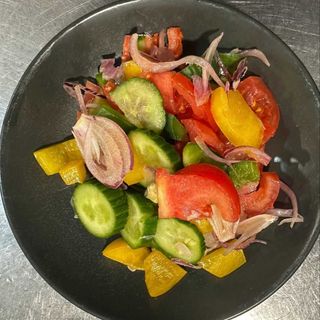 Salata mixta cu rosii, castraveti, ardei gras, ceapa