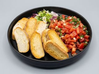 Bruschete cu crema de branza, rosii cherry si pesto de busuioc