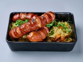 Varza calita cu carnati de mangalita