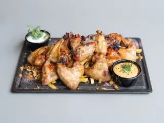Sweet Wings Big Size|Cartofi Pai|Sos BBQ honey|maioneza usturoi|mix salata