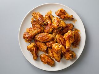 Classic Wings Cartofi Pai Sos Tag Sos Maioneza cu usturoi Mix salata