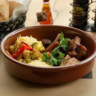Carne la garnita cu mamaliguta,muraturi si mujdei 500g