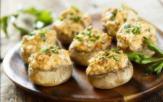 Ciuperci la cuptor umplute cu cascaval