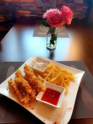 Crispy de pui 5 buc cu cartofi wedges/prajiti si sos