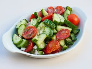 Salată asortată de rosii si castraveti