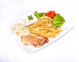 Pulpa de pui dezosata la gratar cu cartofi wedges/pai,chifla si salata