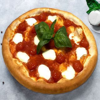 Pizza Regina Margherita family
