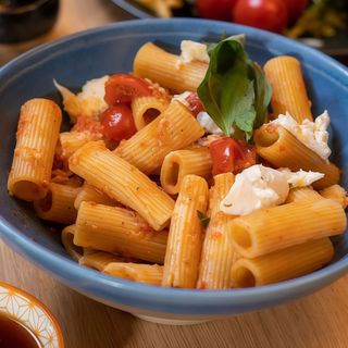 Rigatoni cu bufala si rosii cherry