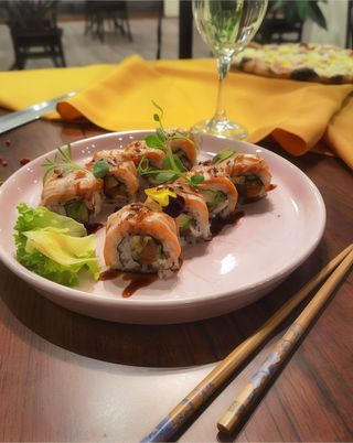 Salmon flamed roll 8 bucati