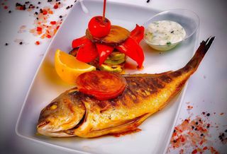 Dorada cu legume la gratar