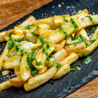 Cartofi Prajiti cu parmezan, usturoi si patrunjel