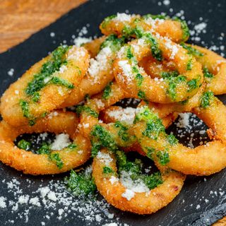 Inele ceapă cu Parmesan și usturoi 