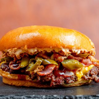 Meniu Burger, cartofi prăjiți, sos si Suc la Alegere
