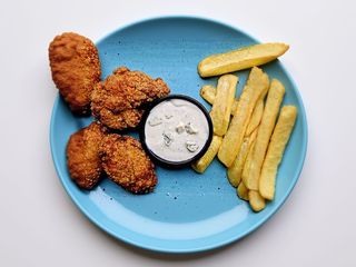 5 Aripioare pane Semi-picante cu cartofi prajiti si sos