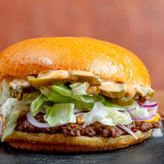 Truffle Burger cu Cartofi prajiti